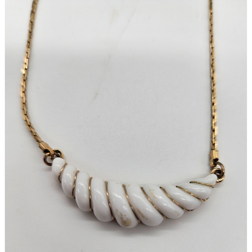 Vintage AVON Gold Tone White Ribbed Pendant Necklace and Clip On Earrings Set - Picture 11 of 12